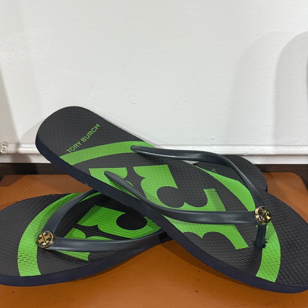 Tory Burch Emory Logo Flip Flops in a green and black colorway - Picture 2 of 8